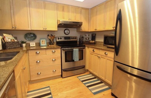 Saint Simons Heights House | Vacation Getaway - Spacious Bi-Level - 2 Trek Bikes