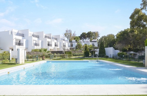 Conil de la Frontera House | Vacation Home “Paula” Close to Beach with Terrace, Pool & Air Conditioning