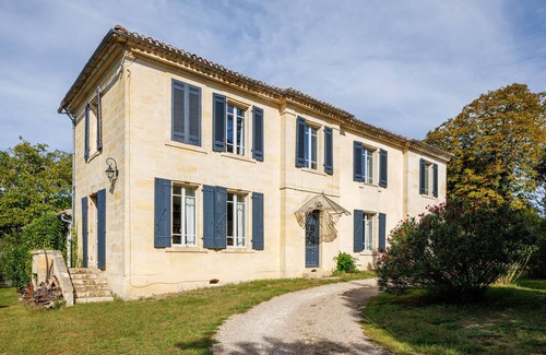 Carignan-de-Bordeaux House | Vacation Home "L'Escapade" with Shared Garden & Wi-Fi