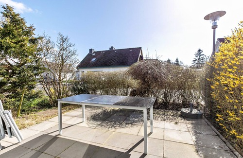 Busumer Deichhausen House | Vacation Home "Deich Hus" with Private Terrace, Garden & Wi-Fi