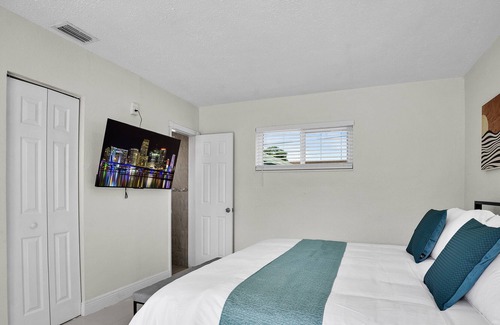 Driftwood House | Vacation Home 3 BRs with Private Pool & Backyard