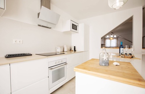 El Cotillo House | Vacation Home 'Amura House' with Private Garden, Balcony and Wi-Fi