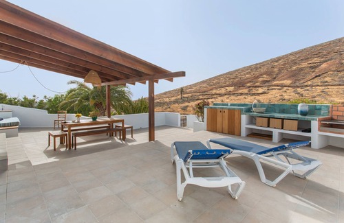Haria House | Vacation Home 'Casa Azul' with Sea View, Private Terrace and Wi-Fi