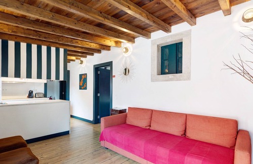 Sintra House | Vacation Home "Casa da Rocha" with Mountain View, Barbeque & Wi-Fi