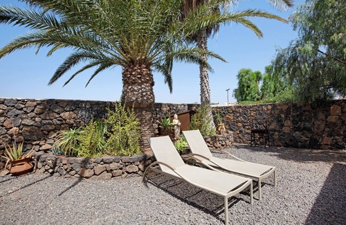 Lajares House | Vacation Home "Casa La Bubilla en Lajares" with Private Garden & Wi-Fi