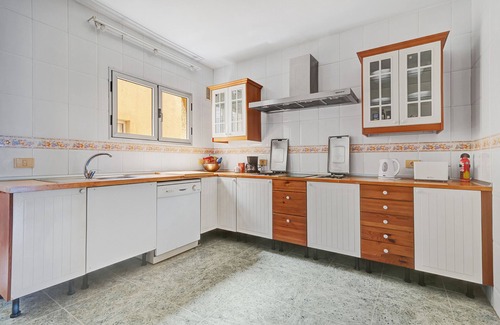 Las Palmas de Gran Canaria House | Vacation Home 'Casa Tila Frente Al Mar' with Sea View, Shared Terrace and Wi-Fi