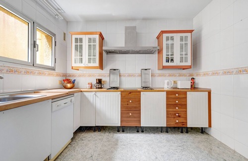 Las Palmas de Gran Canaria House | Vacation Home 'Casa Tila Frente Al Mar' with Sea View, Shared Terrace and Wi-Fi