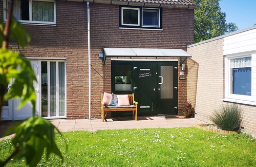 Bruinisse House | Vacation home Dörner in Bruinisse with terrace, barbecue and garden