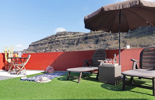 Moya House | Vacation Home "El Altillo House" with Sea View, Shared Terrace & Wi-Fi