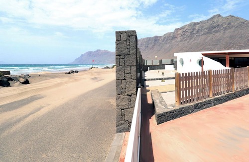 Urbanizacion Famara House | Vacation Home 'Bungalow Aguamar' with Sea View, Shared Terrace & Wi-Fi