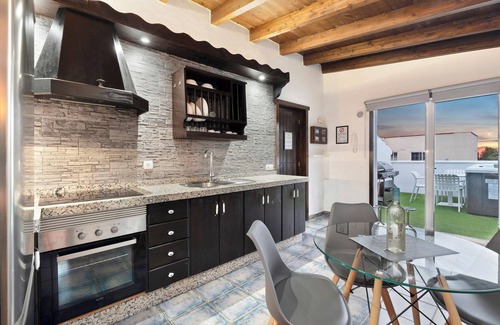 Cueva del Viento Apartment | Vacation Home "Ático Miranda" with Jacuzzi, Views of El Teide & Wi-Fi