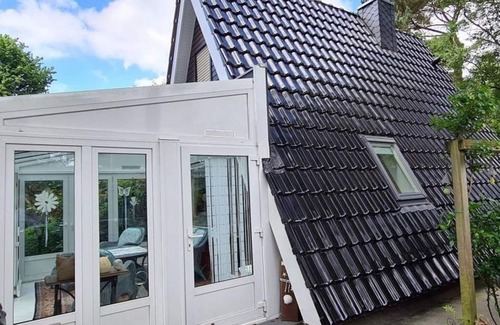 Wiefelstede House | Vacation home "Haus am See" - Holiday home, shower, WC