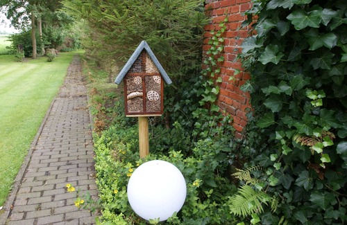 Eckwarden Apartment | Vacation home Herter, WiFi, gr. Garden, play equipment, lounger/play area, barbecue, animals