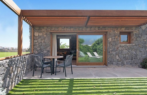 Telde House | Vacation Home 'Jacaranda - Finca La Suerte Grande' with Mountain View & Shared Pool