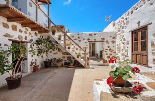 Pajara House | Vacation Home 'La Casa de Petrita' with Mountain View, Garden & Wi-Fi