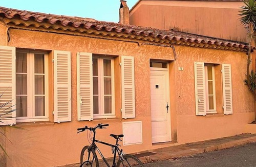 Porquerolles House | Vacation Home 'La Maison et Son Jardin Clos' with Private Terrace & Wi-Fi