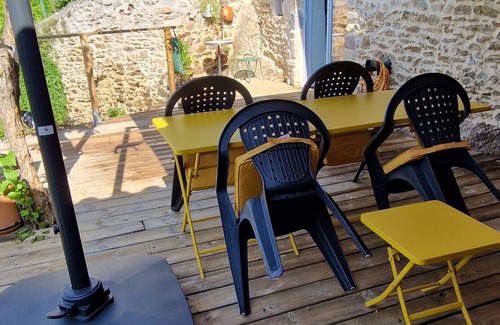 Auzon House | Vacation Home 'La Maison du Vigneron' with Mountain View, Tennis Court & Wi-Fi