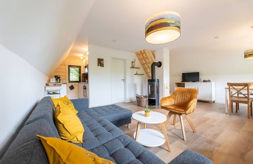 Eslohe House | Vacation Home "Log Cabin 1 with Mountain View", Private Terrace and Wi-Fi in the Sauerland