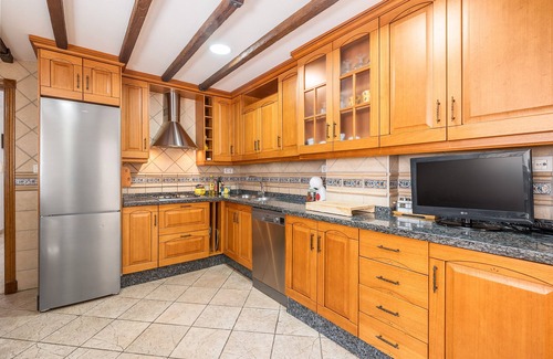 Velilla-Taramay House | Vacation Home "Los Pinos Mar y Montaña" with Mountain View, Pool, Wi-Fi, Garden & Terrace