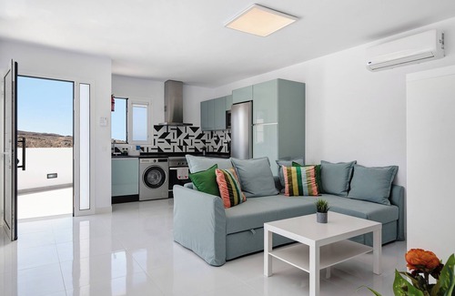 La Santa House | Vacation Home 'Ocean 1' with Mountain View, Wi-Fi and Air Conditioning