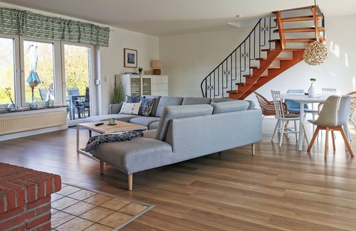 Werdum House | Vacation home Oll Smee 9 - Huus Twee with beach chair, fenced garden and fireplace!