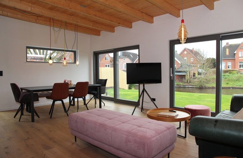 Emden House | Vacation home on the canal on 140sqm for up to 7 people and dogs!
