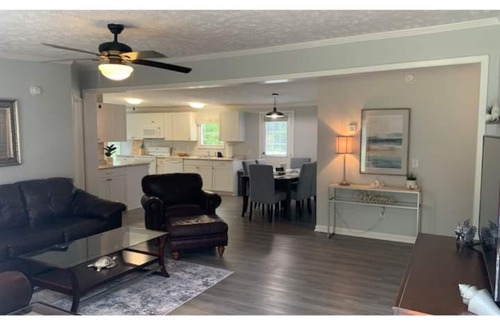Shallotte House | Vacation home only 6 minutes from the beach