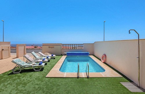 Caleta de Fuste House | Vacation Home 'Villa Mia' with Sea View, Garden, Pool & Wi-Fi