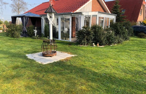 Conneforde House | Vacation home with sauna, garden & whirlpool by the lake