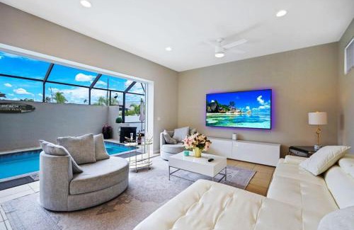 Naples Park House | Vacation home with pool. 4 bedrooms. Sleeps 10
