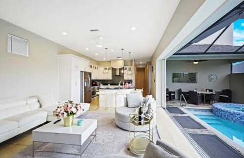 Naples Park House | Vacation home with pool. 4 bedrooms. Sleeps 10