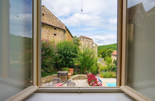 Leobard House | Vacation home with swimming pool overlooking historic monument