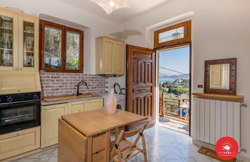 Cadimare Apartment | Vacation House With Sea View in the Cinque Terre 200 m from the sea. Alba Marina