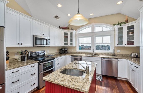 Ocean Sands House | Vacation Paradise! Pool, Hot Tub, Volleyball & Short walk to the Beach!