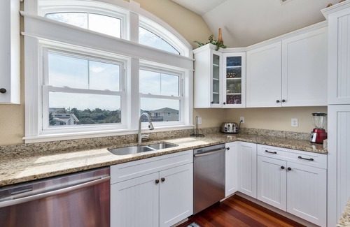 Ocean Sands House | Vacation Paradise! Pool, Hot Tub, Volleyball & Short walk to the Beach!