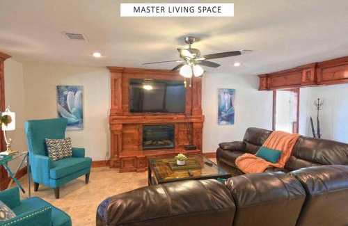 Conroe House | Vacation Pool House in the Serene Wilderness - Robert E Lee