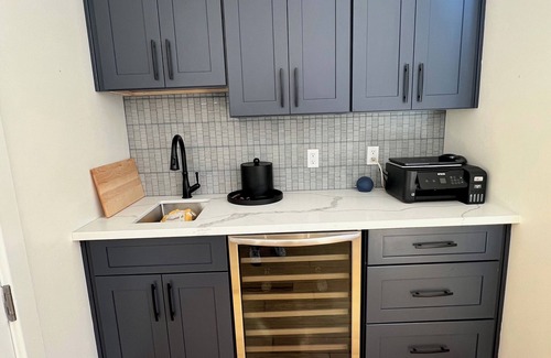 Central Business District Hotel | Vacation rental w/Party Rooftop-Block to Parades, Events and Pet-Friendly!