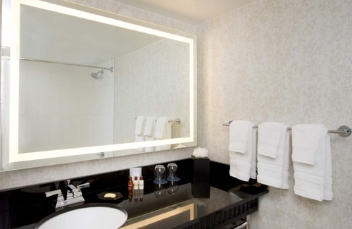 Seybold Hotel | Vacation Starts Here! 2 Elegant Units, On-site Pool, Minutes to Wynwood!