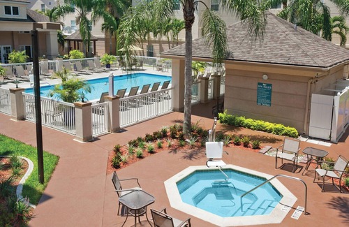 Villas Apartment | Vacation Starts Here! Outdoor Pool and BBQ Facilities, Near Fish Tale Marina!