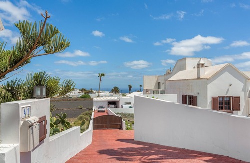 Conil Apartment | Vacation 'Tea-Rose Loft' with Shared Garden, Wi-Fi and Air Conditioning