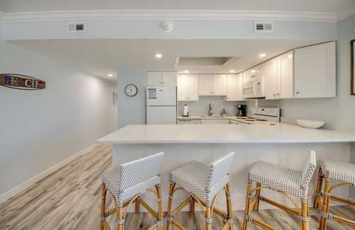 Fort Myers Beach Condo | Vacation Villas #531: Beachfront Condo with Amazing View & 2 Screened Lanais!