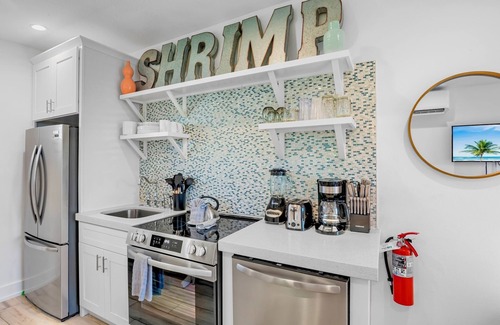 Holmes Beach Villa | Vacay in Luxury! 2 mins to the Beach!