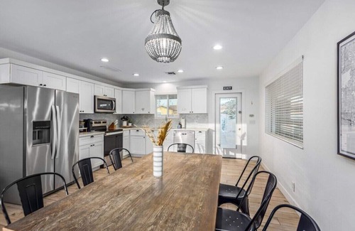 New Papago Parkway House | Vacay on Villa|Pool + Putting Grn|Old Town
