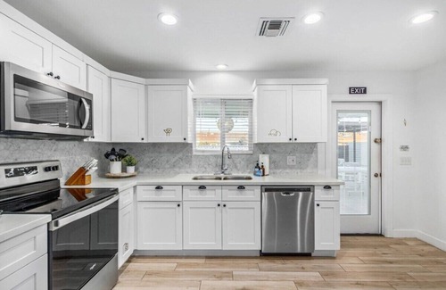 New Papago Parkway House | Vacay on Villa|Pool + Putting Grn|Old Town