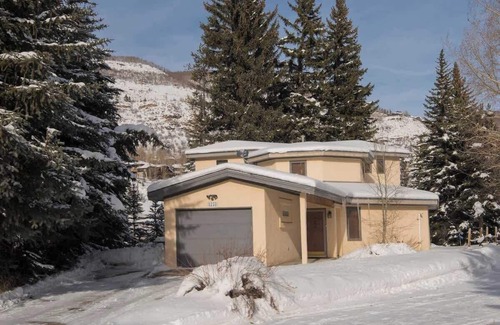 Highland Meadows House | Vail Home with Private Creek & Backyard