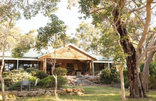 Yallingup House | Vaila Bushland Charm near Beaches and Top Wineries