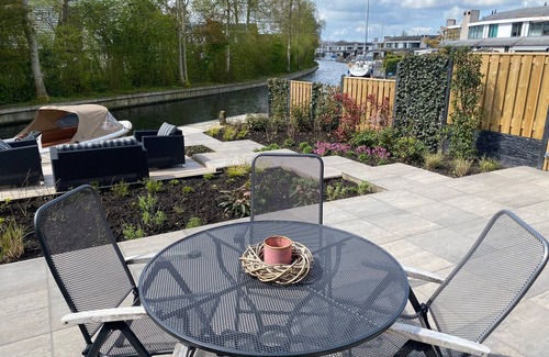 Lemmer House | Vakantiehuis aan het Water met Aanlegsteiger