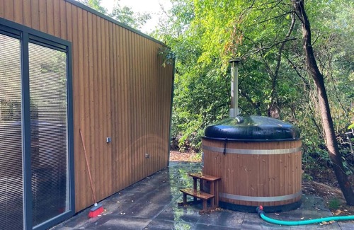 Ruinen Ski Chalet | Vakantiepark De Wiltzangh - Just Nature Hottub 4