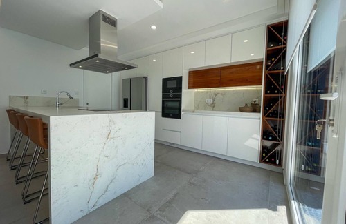 Corroios Villa | Valadares Villa Sun, Sand & Serenity: 17 Beaches + Private Pool!