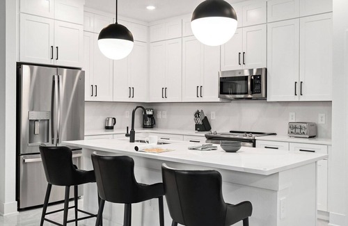 Florida Center House | Valerie's Vault | Grand Villa Near Disney w/Robot Theme BR, Full Kitchen, Pool